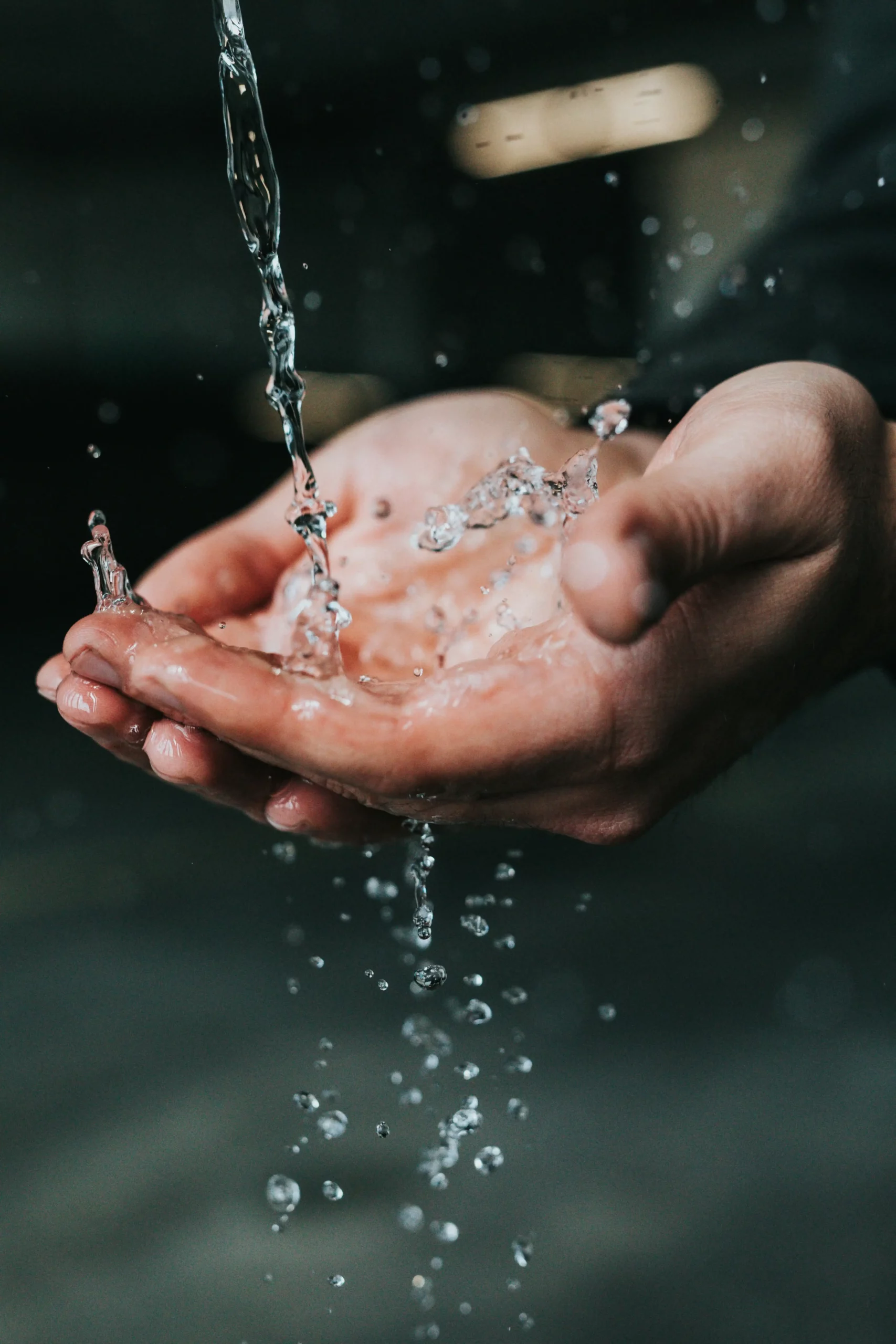 ECOULEMENT D'EAU DANS UNE MAIN